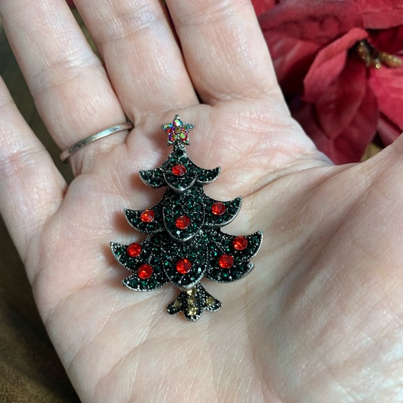 Christmas Tree Pin, NWOT, Beautiful Rhinestones & Crystals Covering aSilver Base - Picture 4 of 7